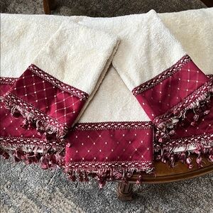 Elegant Burgundy and Cream Towel Set